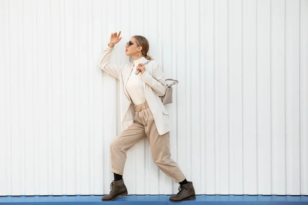 Porträtt av fashionabla ung kvinna på vit bakgrund — Stockfoto