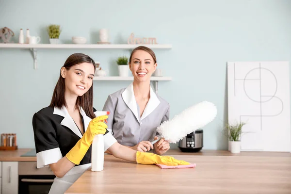 Porträt der schönen jungen Zimmermädchen in der Küche — Stockfoto