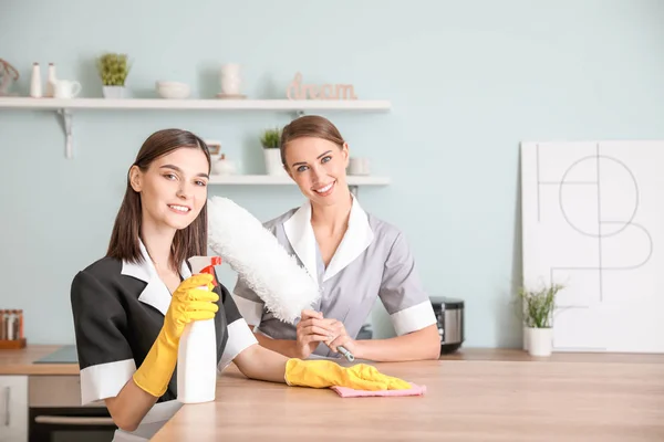 Retrato de belas jovens camareiras na cozinha — Fotografia de Stock