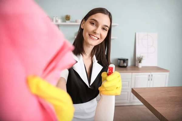 Bela jovem camareira limpeza cozinha — Fotografia de Stock