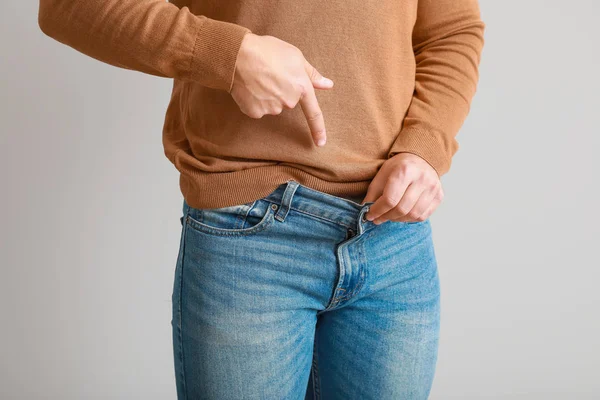 Jongeman met urologische ziekte op lichte achtergrond — Stockfoto