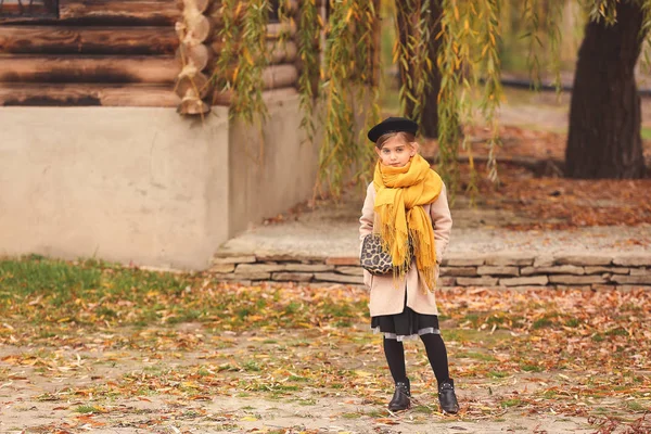 Dışarıda sonbahar kıyafetleri içinde şirin küçük bir kız. — Stok fotoğraf
