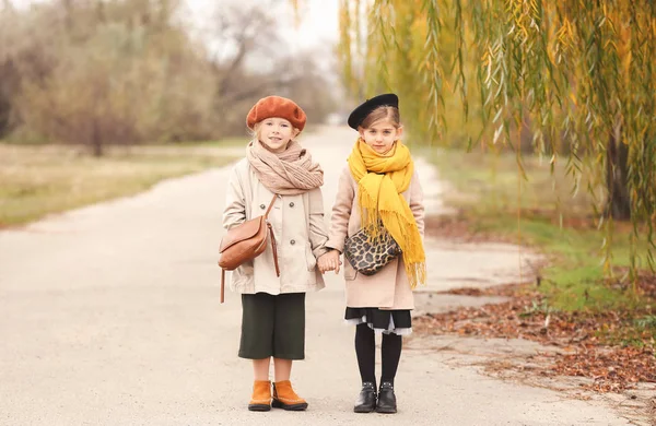 Meninas bonitos em roupas de outono ao ar livre — Fotografia de Stock