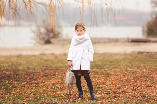 漂亮的小女孩穿着秋天的衣服站在户外 — 图库照片