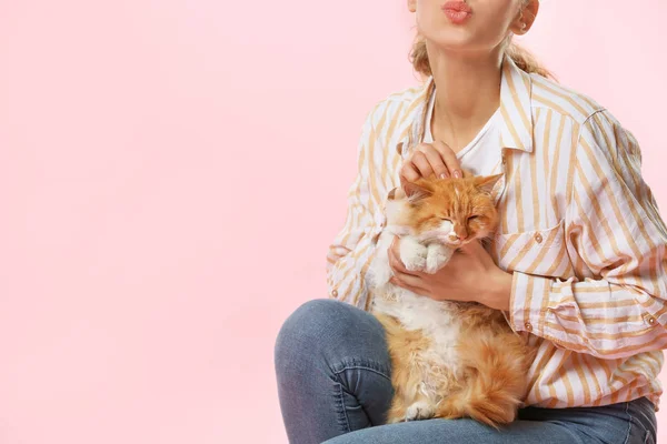 배경 색상에 귀여운 고양이 함께 아름 다운 젊은 여자 — 스톡 사진