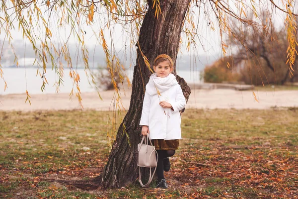 漂亮的小女孩穿着秋天的衣服站在户外 — 图库照片