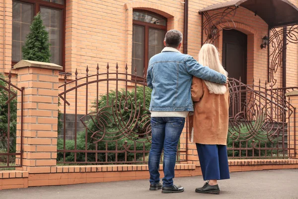 Mature couple near their new house — Stock Photo, Image