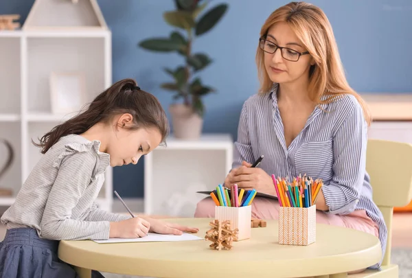 Psycholog pracujący z małą dziewczynką w domu — Zdjęcie stockowe