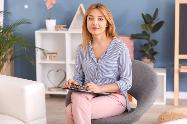 Porträtt av kvinnlig psykolog inomhus — Stockfoto