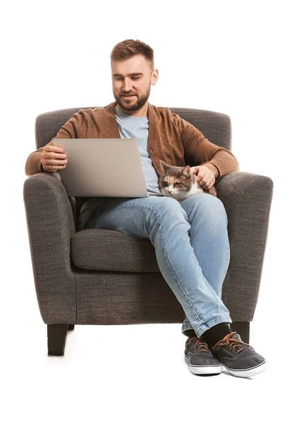 Hombre con lindo gato y portátil sentado en sillón sobre fondo blanco —  Fotos de Stock