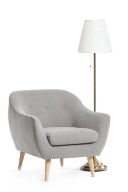 Beyaz arka planda modern koltuk ve lamba