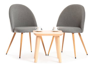 Modern sandalyeler ve masa beyaz arka planda