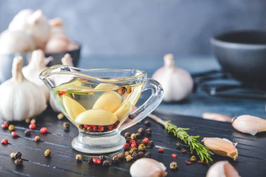 Masada sarımsak yağlı sos teknesi.