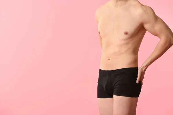 Handsome man in underwear on color background — Stock Photo, Image