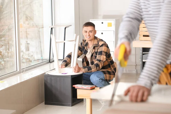 Artesanos montando muebles en taller — Foto de Stock