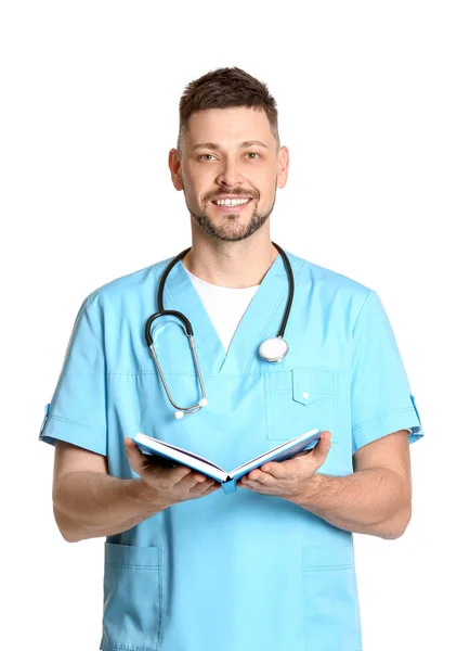 Cardiologista masculino com livro sobre fundo branco — Fotografia de Stock