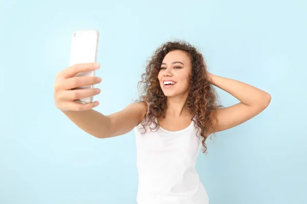 Mulher bonita tomando selfie no fundo de cor — Fotografia de Stock