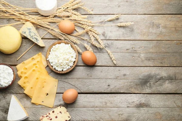 Verschiedene Milchprodukte auf Holzgrund — Stockfoto