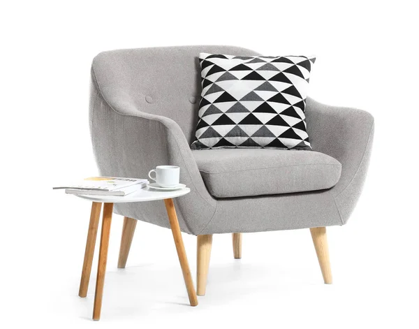 Modern koltuk ve masa beyaz zemin üzerine — Stok fotoğraf
