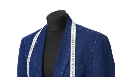 Yarısı bitmiş ceketi ve beyaz arka planda şeridi olan manken.