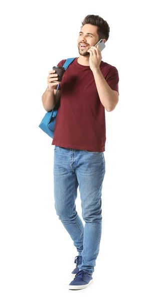 Ευτυχισμένος νεαρός μιλάει από το κινητό τηλέφωνο σε λευκό φόντο — Φωτογραφία Αρχείου