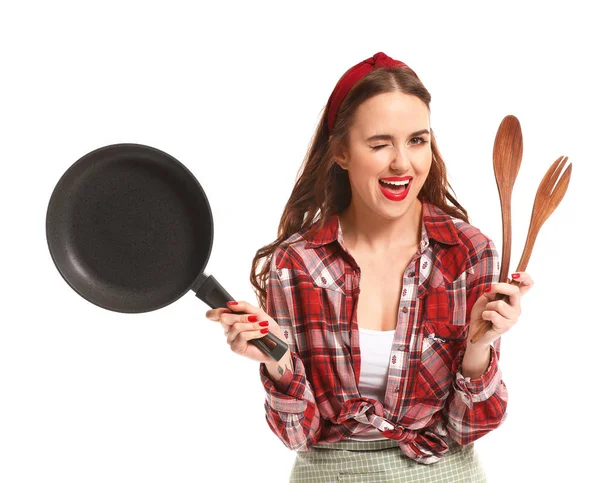 Bela dona de casa com utensílios de cozinha no fundo branco — Fotografia de Stock