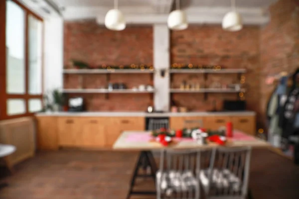 Mesa servida para la cena de Navidad en el interior de la elegante cocina, vista borrosa —  Fotos de Stock