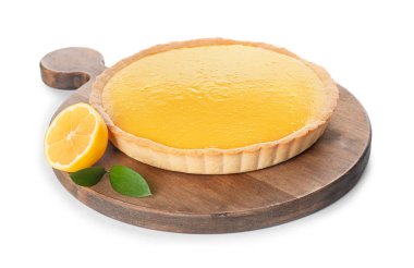 Beyaz arka planda lezzetli limonlu turta olan tahta
