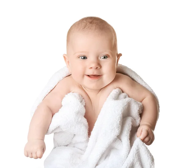 Portrait de mignon petit bébé enveloppé dans une serviette sur fond blanc — Photo