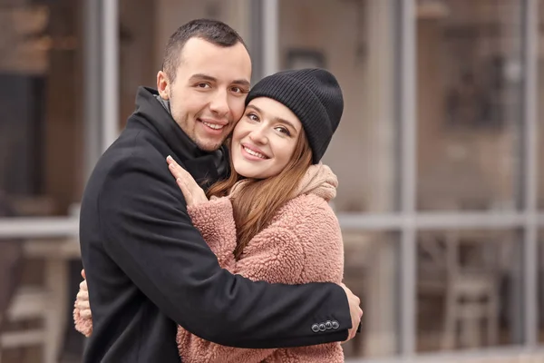 Portret van gelukkig jong stel op romantisch afspraakje buiten — Stockfoto