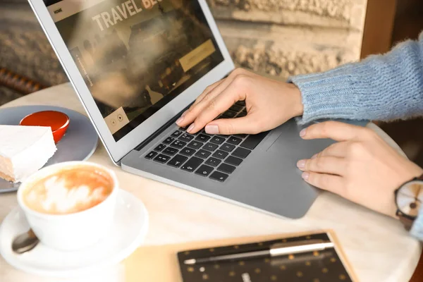 Blogueiro de viagens feminino com laptop no café, close-up — Fotografia de Stock