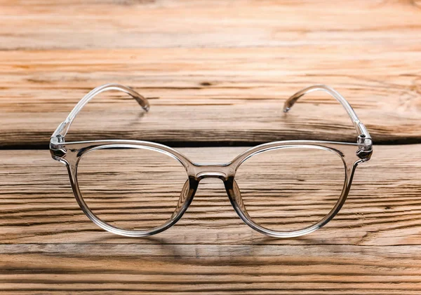 Lunettes élégantes sur table en bois — Photo