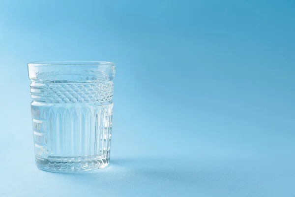 Vaso de agua limpia sobre fondo de color — Foto de Stock