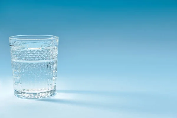 Vaso de agua limpia sobre fondo de color —  Fotos de Stock