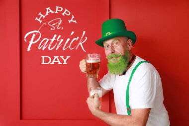 Elinde bira fincanları olan komik olgun bir adam ve renkli arka planda Aziz Patrick Günü 'n kutlu olsun mesajı.