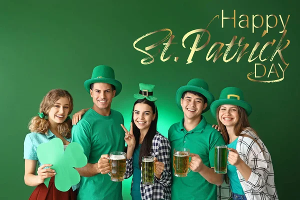 朋友与啤酒和文字快乐圣帕特里克节的色彩背景 — 图库照片