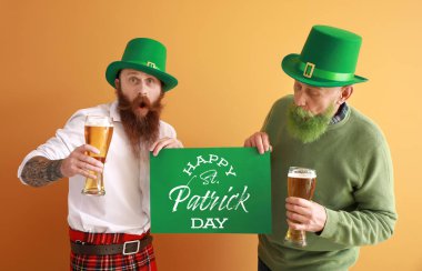 Elinde bira bardakları olan sakallı adamlar. Renkli arka planda Aziz Patrick Günü 'nüz kutlu olsun.