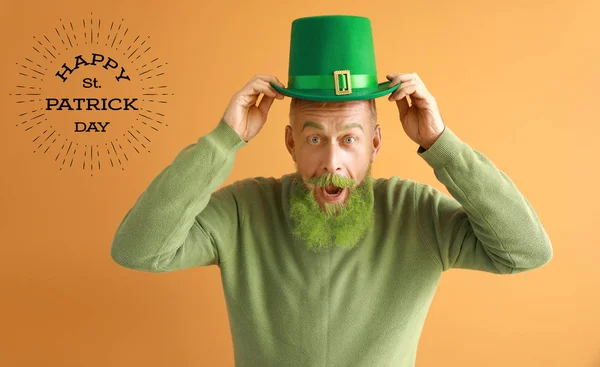 Grappige volwassen man en tekst Happy St. Patrick 's Day op kleur achtergrond — Stockfoto