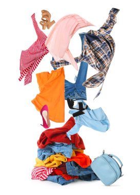 Beyaz arka planda birçok farklı giysi ve ayakkabı var.