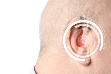Beyaz arka planda işitme cihazı ile kıdemli adam, çekim