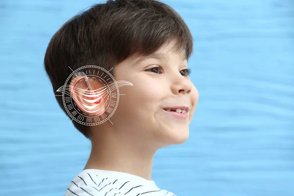 Liten pojke med hörapparat på färg bakgrunden — Stockfoto