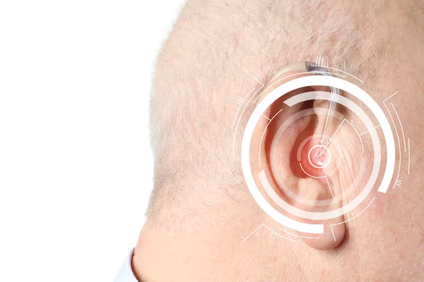Senior man met gehoorapparaat op witte achtergrond, close-up — Stockfoto
