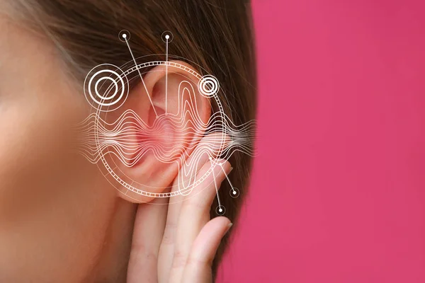 Jovem com problema de audição no fundo da cor, close-up — Fotografia de Stock