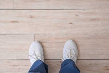 Zeminde duran şahıs, manzaralı. Seçim kavramı