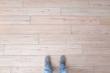 Zeminde duran şahıs, manzaralı. Seçim kavramı