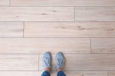 Zeminde duran şahıs, manzaralı. Seçim kavramı