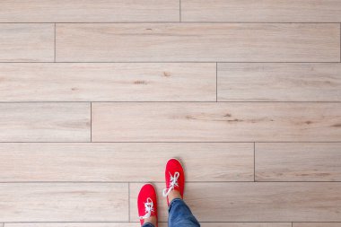 Zeminde duran şahıs, manzaralı. Seçim kavramı