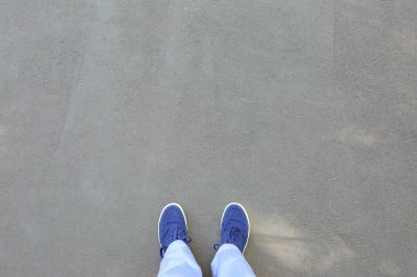 Asfalt yolda duran kişi, üst manzara. Seçim kavramı