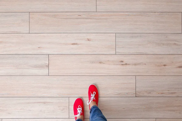 Zeminde duran şahıs, manzaralı. Seçim kavramı