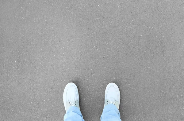 Persona in piedi su strada asfaltata, vista dall'alto. Concetto di scelta — Foto Stock